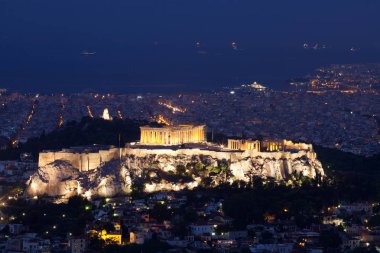 Lycabettus Hill, şehrin en yüksek noktasında görüldü Akropolis ile Athensat mavi saat görünümünü