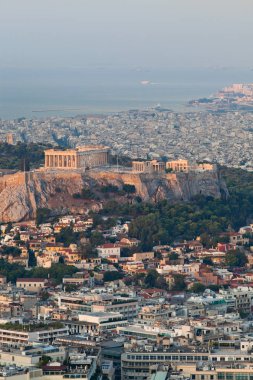 Lycabettus Hill, şehrin en yüksek noktasında görüldü Akropolis ile erken sabah Atina Cityscape