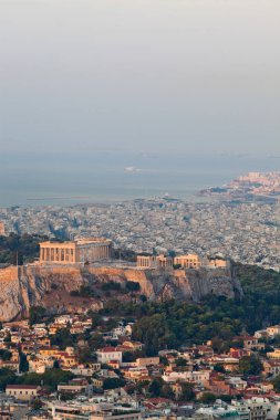 Lycabettus Hill, şehrin en yüksek noktasında görüldü Akropolis ile erken sabah Atina Cityscape
