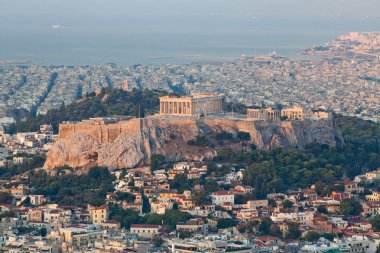 Lycabettus Hill, şehrin en yüksek noktasında görüldü Akropolis ile erken sabah Atina Cityscape