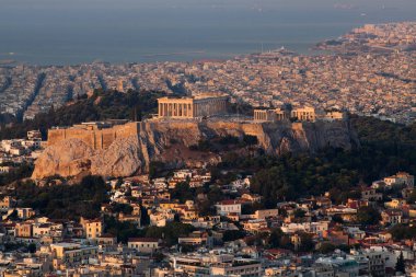 Lycabettus Hill, şehrin en yüksek noktasında görüldü Akropolis ile erken sabah Atina Cityscape