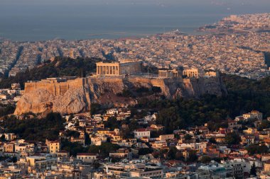 Lycabettus Hill, şehrin en yüksek noktasında görüldü Akropolis ile erken sabah Atina Cityscape