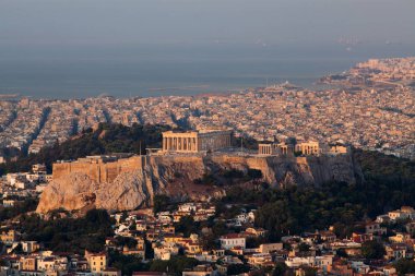 Lycabettus Hill, şehrin en yüksek noktasında görüldü Akropolis ile erken sabah Atina Cityscape