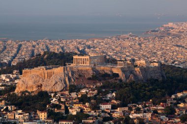 Lycabettus Hill, şehrin en yüksek noktasında görüldü Akropolis ile erken sabah Atina Cityscape