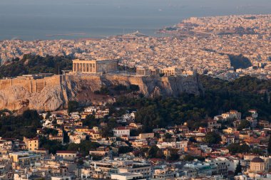 Lycabettus Hill, şehrin en yüksek noktasında görüldü Akropolis ile erken sabah Atina Cityscape