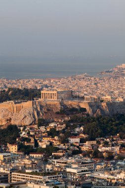 Lycabettus Hill, şehrin en yüksek noktasında görüldü Akropolis ile erken sabah Atina Cityscape