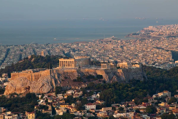 雅典的城市景观在清晨与雅典卫城看到从莱卡拜图斯山 在城市的最高点 — 图库照片
