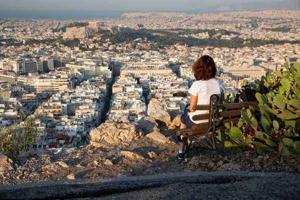 Kobieta Siedzi Wzgórze Lykabettus Najwyższy Punkt Mieście Widokiem Ateny Akropolu — Zdjęcie stockowe
