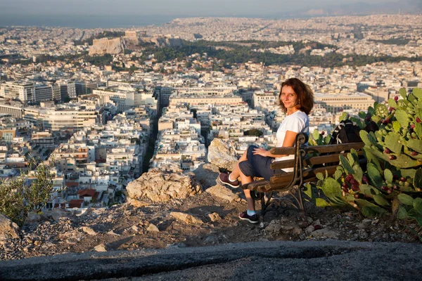 Kobieta Siedzi Wzgórze Lykabettus Najwyższy Punkt Mieście Widokiem Ateny Akropolu — Zdjęcie stockowe