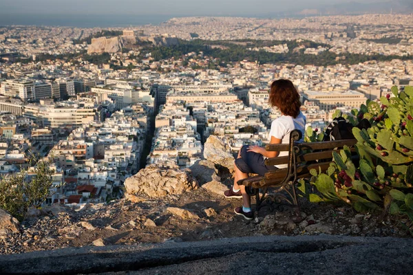 Donna Con Una Mappa Seduta Sulla Collina Lycabettus Punto Più — Foto Stock