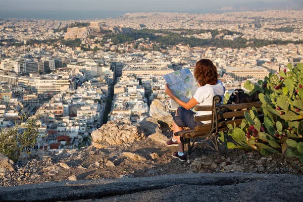 Donna Con Una Mappa Seduta Sulla Collina Lycabettus Punto Più — Foto Stock