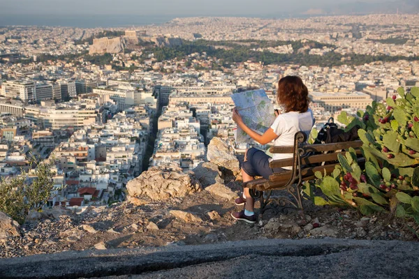 Kobieta Mapą Siedzi Wzgórze Lykabettus Najwyższy Punkt Mieście Widokiem Ateny — Zdjęcie stockowe