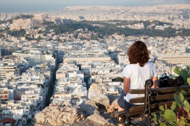 Lycabettus Hill, Atina Akropol - dünya gezgin ile bakan şehrin en yüksek noktası üzerinde oturan bir harita kadınla