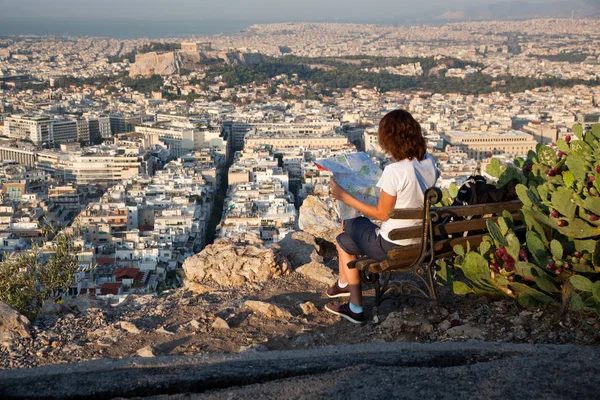 Donna Con Una Mappa Seduta Sulla Collina Lycabettus Punto Più — Foto Stock