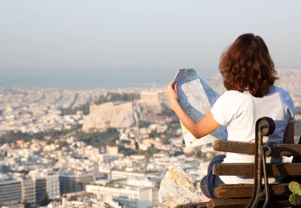 Donna Con Una Mappa Seduta Sulla Collina Lycabettus Punto Più — Foto Stock