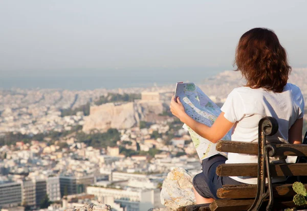 Mujer Con Mapa Sentado Colina Lycabettus Punto Más Alto Ciudad —  Fotos de Stock