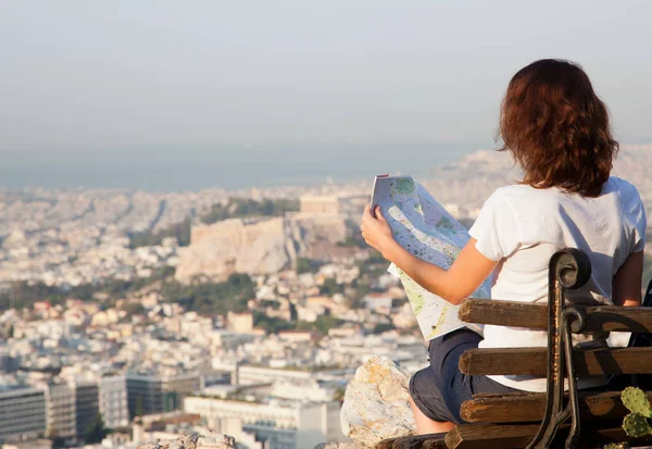 Donna Con Una Mappa Seduta Sulla Collina Lycabettus Punto Più — Foto Stock