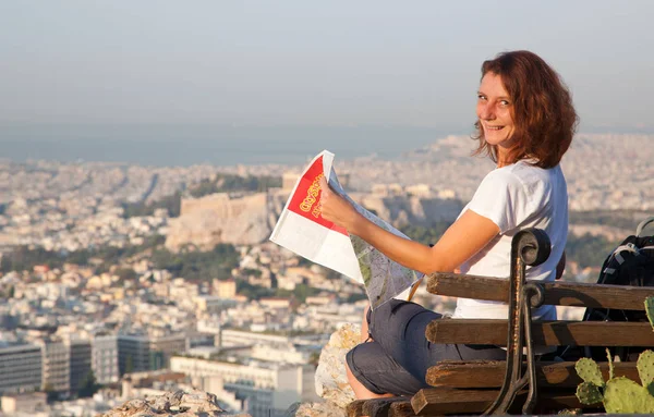 Donna Con Una Mappa Seduta Sulla Collina Lycabettus Punto Più — Foto Stock