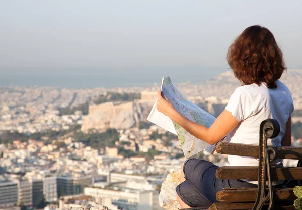 Donna Con Una Mappa Seduta Sulla Collina Lycabettus Punto Più — Foto Stock