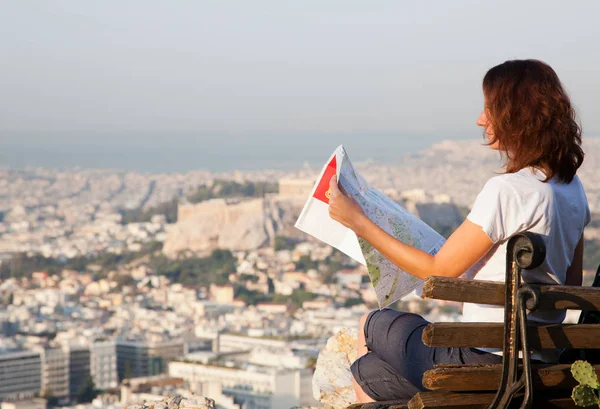 Donna Con Una Mappa Seduta Sulla Collina Lycabettus Punto Più — Foto Stock