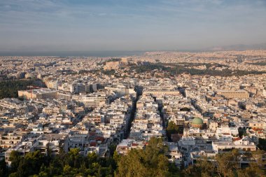 Lycabettus Hill, şehrin en yüksek noktasında görüldü Akropolis ile erken sabah Atina Cityscape