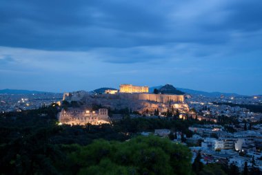Atina manzaralı Philopapou Tepesi'nden mavi saatte Attica, Yunanistan Herodium, Akropol ve Parthenon gördüm