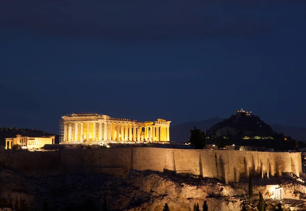 雅典从 Philopapou 山看到希律堡 雅典卫城和帕台农神庙在蓝色小时 阿提卡 — 图库照片