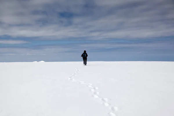 Trekking Schneebedeckten Winterbergen — Stockfoto