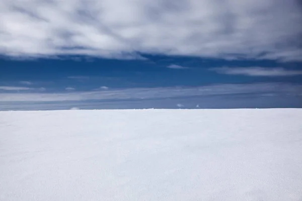 新鲜的雪和蓝天的冬天背景 — 图库照片