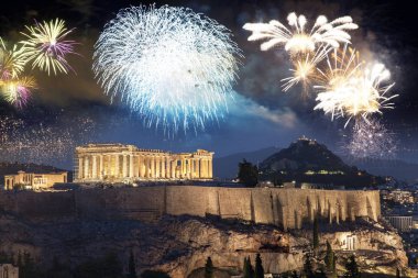 Atina, Akropolis ve Partenon, Attica, Yunanistan üzerinde havai fişekler - Yeni Yıl hedefi