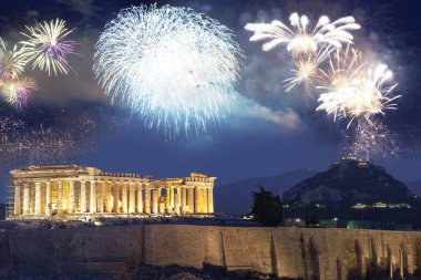 Atina, Akropolis ve Partenon, Attica, Yunanistan üzerinde havai fişekler - Yeni Yıl hedefi