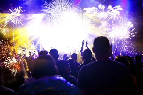 Folla Guardare Fuochi Artificio Feste Capodanno — Foto Stock