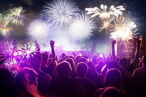新年のお祝いの花火を見ている群衆 — ストック写真
