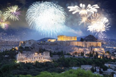 Atina, Akropolis ve Partenon, Attica, Yunanistan üzerinde havai fişekler - Yeni Yıl hedefi
