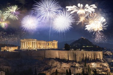 Atina, Akropolis ve Partenon, Attica, Yunanistan üzerinde havai fişekler - Yeni Yıl hedefi