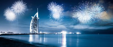 Burç Al Arab 'ın etrafında havai fişekler - egzotik Yeni Yıl hedefi, Dubai, BAE