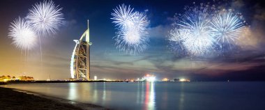 Burç Al Arab 'ın etrafında havai fişekler - egzotik Yeni Yıl hedefi, Dubai, BAE