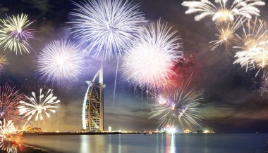 Burç Al Arab 'ın etrafında havai fişekler - egzotik Yeni Yıl hedefi, Dubai, BAE