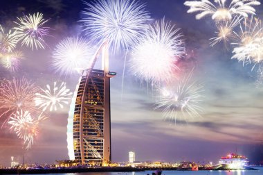 Burç Al Arab 'ın etrafında havai fişekler - egzotik Yeni Yıl hedefi, Dubai, BAE
