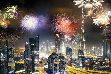Burj Halife etrafında havai fişekler - Dubai, BAE 'de egzotik bir Yeni Yıl hedefi