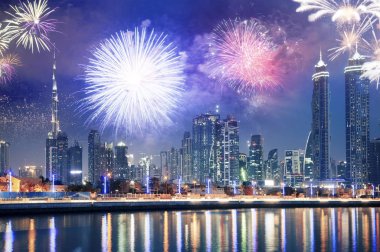 Burj Halife etrafında havai fişekler - Dubai, BAE 'de egzotik bir Yeni Yıl hedefi