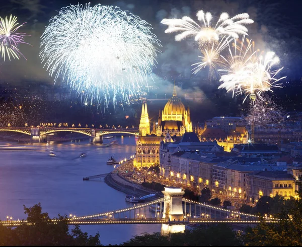 ハンガリー議会の周りの花火 新年の目的地 ブダペスト — ストック写真