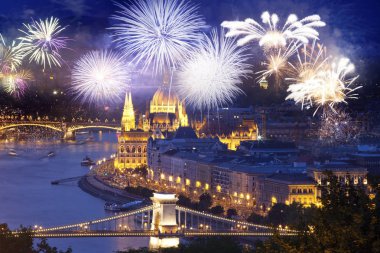 Macaristan parlamentosunun etrafında havai fişekler, Yeni Yıl hedefi, Budapeşte
