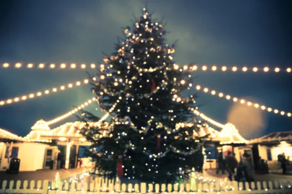 Verschwommener Weihnachtsbaum Mit Lichtern — Stockfoto