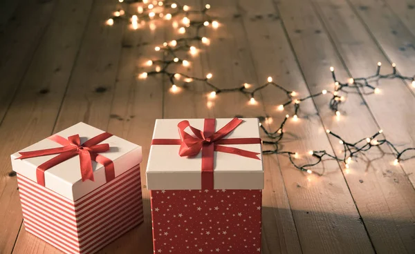 Scatole Regalo Rosse Luci Natale Sul Pavimento Legno — Foto Stock