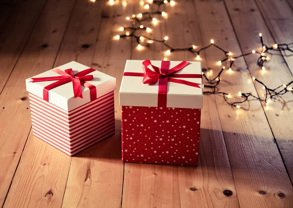 Scatole Regalo Rosse Luci Natale Sul Pavimento Legno — Foto Stock