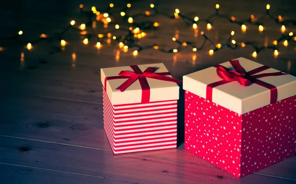 Scatole Regalo Rosse Luci Natale Sul Pavimento Legno — Foto Stock