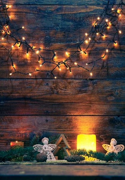 木制背景下的圣诞装饰品和灯光 — 图库照片