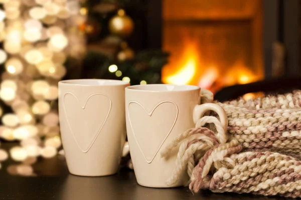 Zwei Teetassen Gestrickter Schal Und Weihnachtsbaum Und Kamin Hintergrund Hygge — Stockfoto