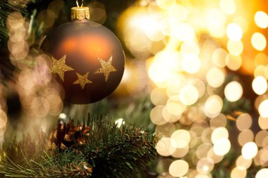 süslemeleri Noel ağacı ve şömine arka planda yanan yangın